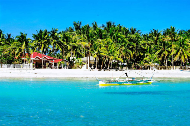 Kaunis valkoinen koralli hiekkaranta palmuja ja kalastusveneitä, turkoosi sininen valtameri
 - Valokuva, kuva