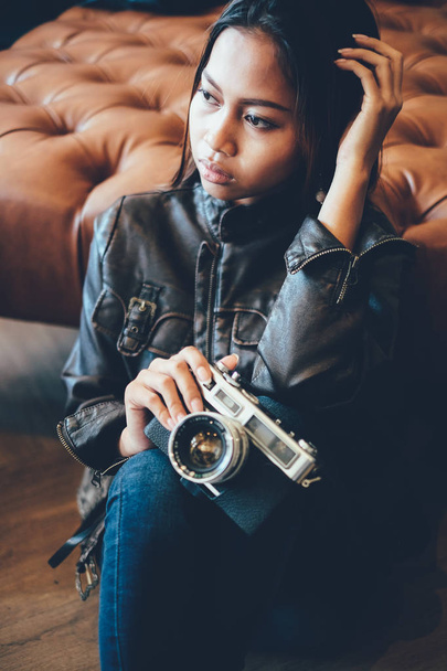 Gorgeous young woman in leather jacket, holding old retro film camera. Hipster,  Vintage Retro fashion style - Fotoğraf, Görsel