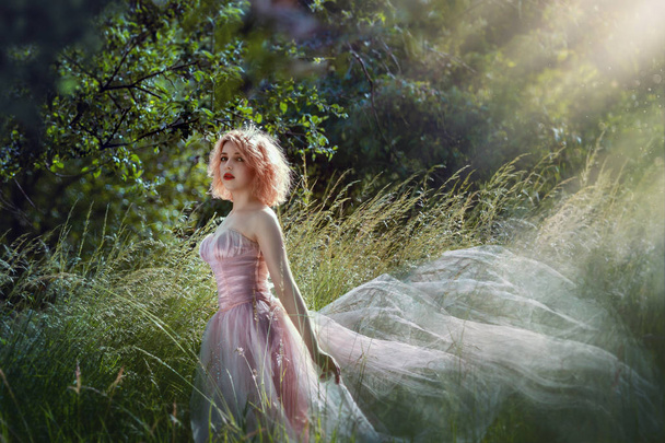 Porträt eines schönen Mädchens im lila Kleid. Märchen über Prinzessin, die durch den nebligen Wald geht. Porträt einer romantischen Frau im Märchenwald - Foto, Bild