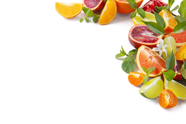 柑橘系の果物と緑の葉の成分 - 写真・画像