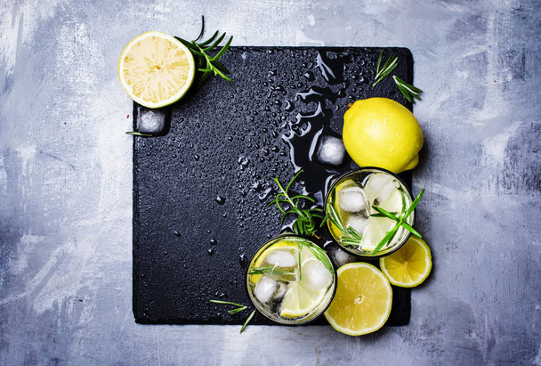 Summer cocktail with lemon, rosemary and ice - Foto, imagen