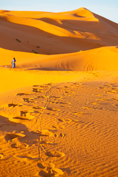 sole nel deserto di sabbia e dune marocchine
 - Foto, immagini