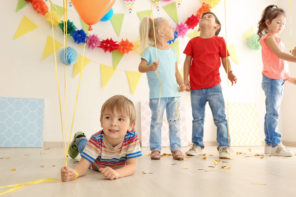 Милые маленькие дети играют на дне рождения
 - Фото, изображение