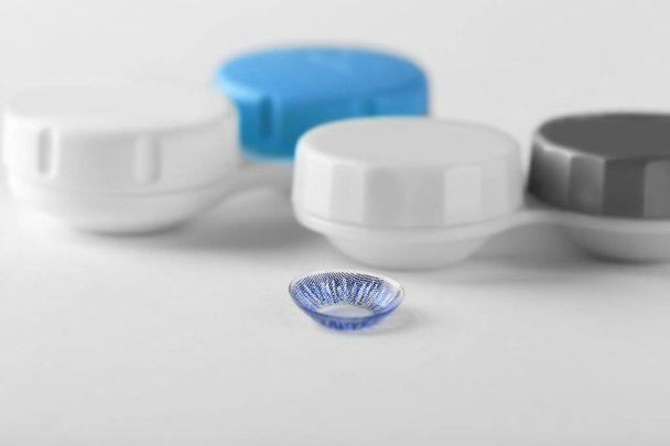 Contenedores y lente de contacto azul
 - Foto, imagen