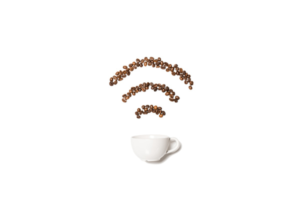 Witte beker met koffiebonen   - Foto, afbeelding