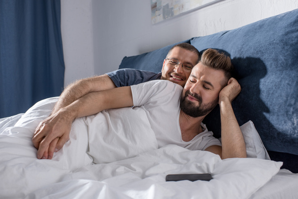 Homosexuelles Paar im Bett  - Foto, Bild