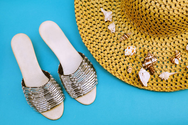 Beach shoes and a straw hat - Foto, Imagem