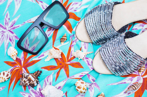Strand pantoffels en zonnebril - Foto, afbeelding