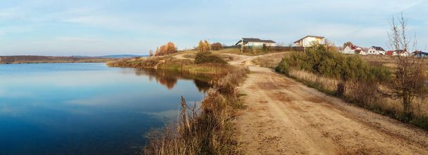 köy yolunda ve göl - Fotoğraf, Görsel