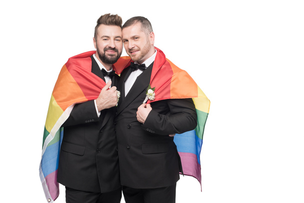 ζευγάρι ομοφυλοφιλικό γάμο με σημαία των ΛΟΑΤ - Φωτογραφία, εικόνα