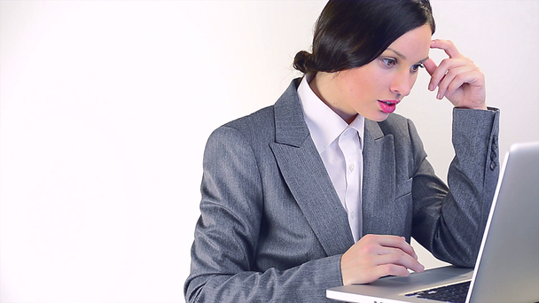 Attrayant souriant jeune femme d'affaires en utilisant un ordinateur portable
 - Séquence, vidéo