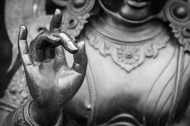 Detalhe da estátua de Buda com Karana mudra posição da mão
 - Foto, Imagem