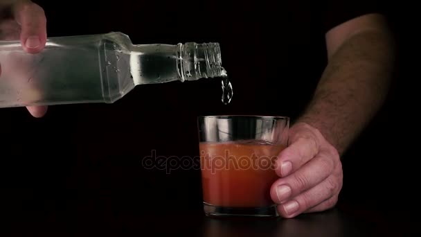 Le barman verse de la vodka dans du jus. Mouvement lent
 - Séquence, vidéo