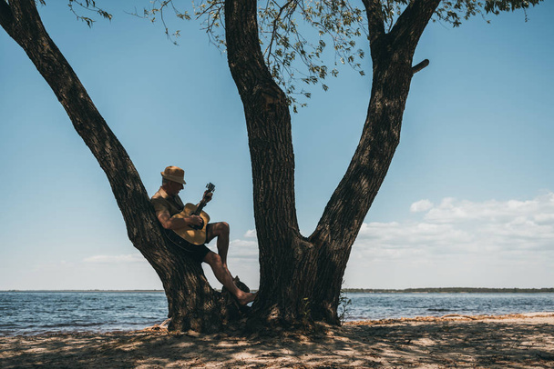 Senior man met gitaar  - Foto, afbeelding