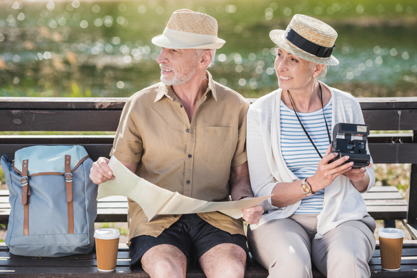 Seniorenpaar mit Karte  - Foto, Bild