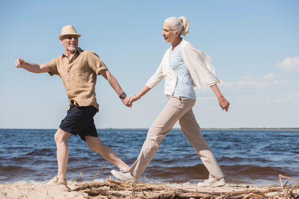 pareja de ancianos caminando en la playa  - Foto, Imagen