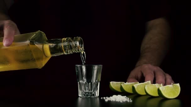 Slow mo. Barmann gießt Tequila in Schuss - Filmmaterial, Video