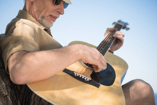 Hombre mayor con guitarra
  - Foto, imagen