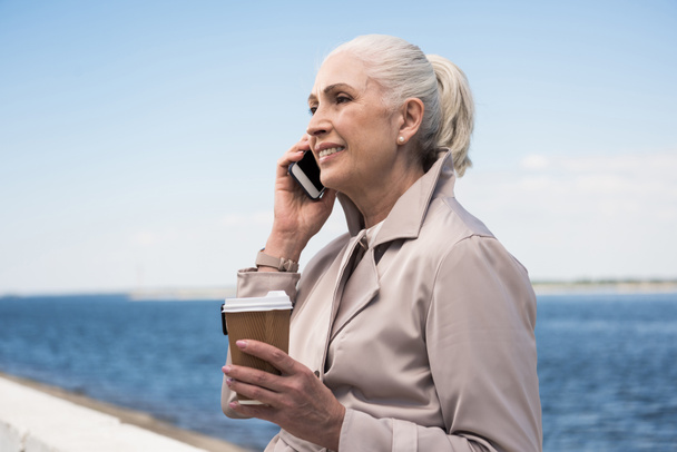 Vanhempi nainen puhuu älypuhelimella
  - Valokuva, kuva