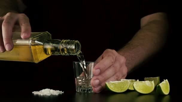 O barman segura um tiro e derrama tequila. Devagar.
. - Filmagem, Vídeo