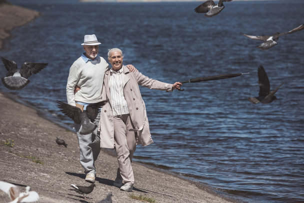 idős házaspár folyó partján, séta - Fotó, kép