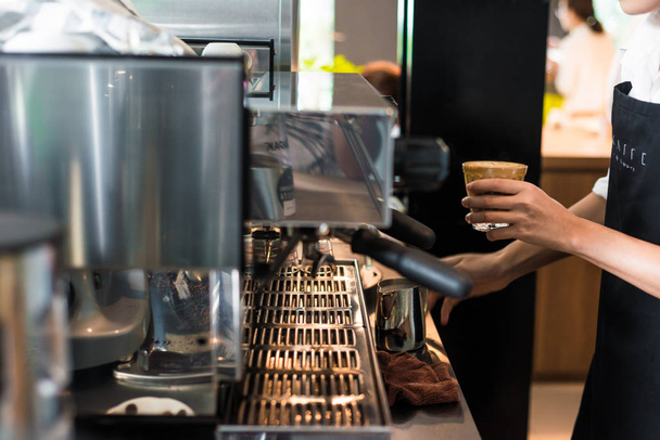 Barista hand make baverage from coffee machine in coffee shop, vintage filter - Foto, imagen
