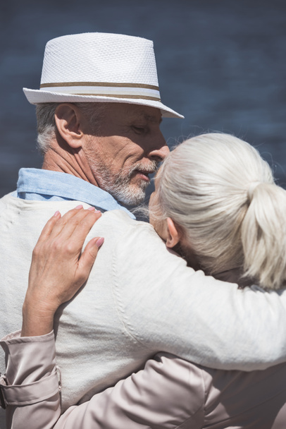 alkalmi idős házaspár képes megcsókolni - Fotó, kép