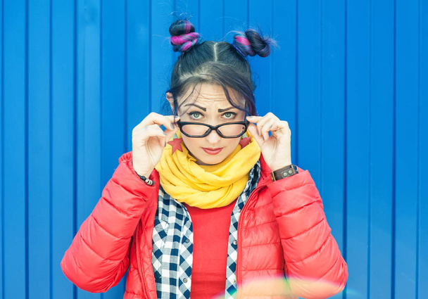 Jonge mooie mode hipster vrouw met kleurrijke haar  - Foto, afbeelding