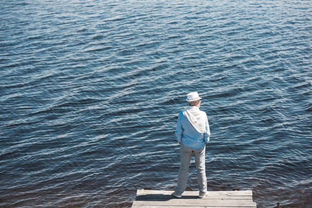 na co dzień człowieka stojącego na nabrzeżu w ciągu dnia - Zdjęcie, obraz