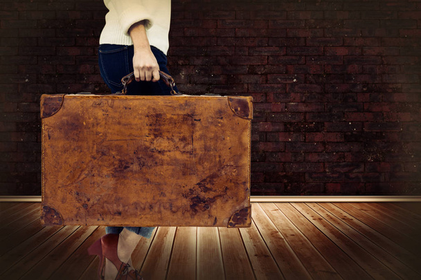 woman holding vintage suitcase  - Φωτογραφία, εικόνα