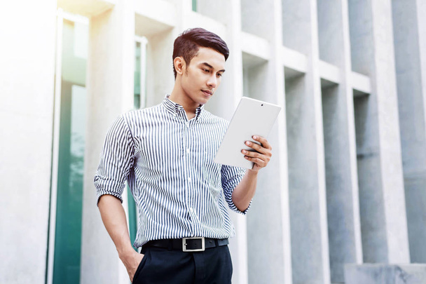 Jovem Empresário Asiático trabalhando em tablet, Estilo de vida da m moderna
 - Foto, Imagem