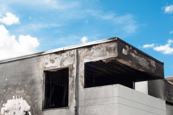 casa ruína em um dia ensolarado depois de um incêndio
 - Foto, Imagem