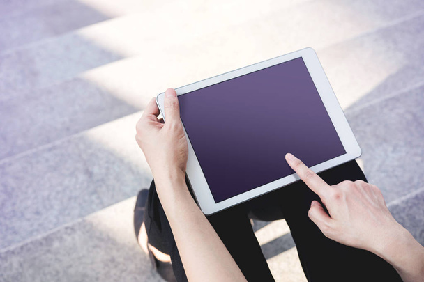 Business työskentelevät nainen istua ja käyttää digitaalista tabletti mockup ou
 - Valokuva, kuva