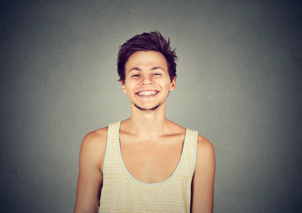 Portrét smějící se pohledný mladý muž   - Fotografie, Obrázek