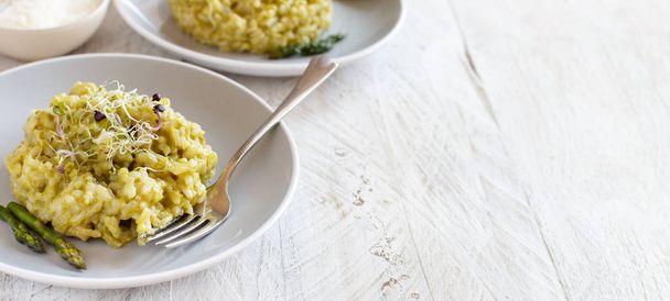 Szparagi risotto na stole - Zdjęcie, obraz
