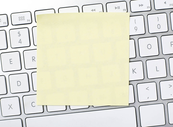 Blank adhesive note on keyboard - Zdjęcie, obraz