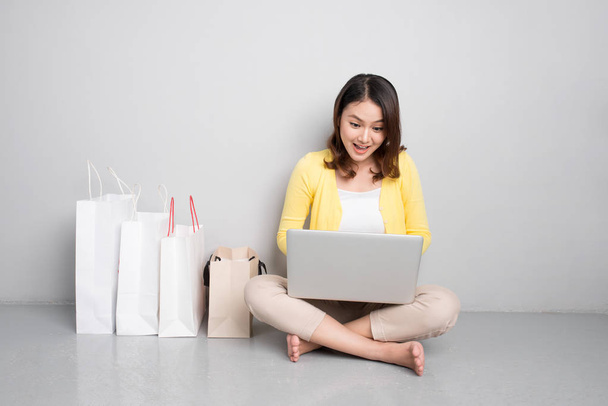 Mujer de compras en línea - Foto, Imagen
