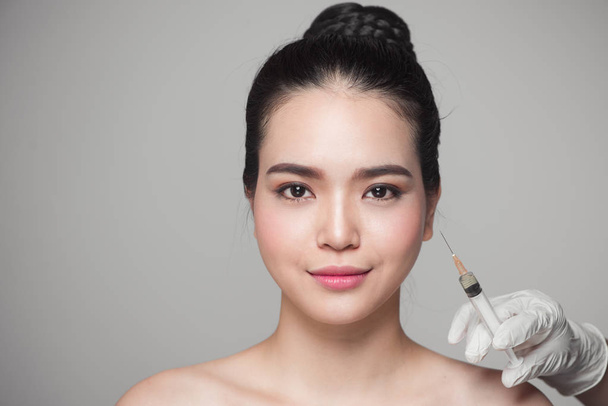 mujer consiguiendo belleza facial inyección
 - Foto, imagen