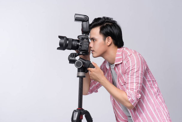 Fotógrafo segurando câmera
 - Foto, Imagem