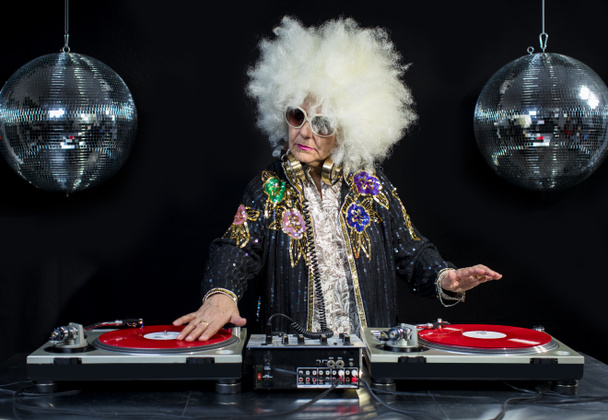 DJ γιαγιά σε ντίσκο ρύθμιση - Φωτογραφία, εικόνα