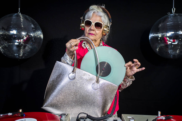 DJ babcia w disco ustawienie - Zdjęcie, obraz