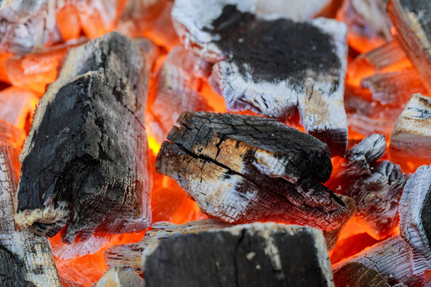 Madeira queimando na lareira closeup. Casa Fogueira laranja quente com peças de madeira
 - Foto, Imagem
