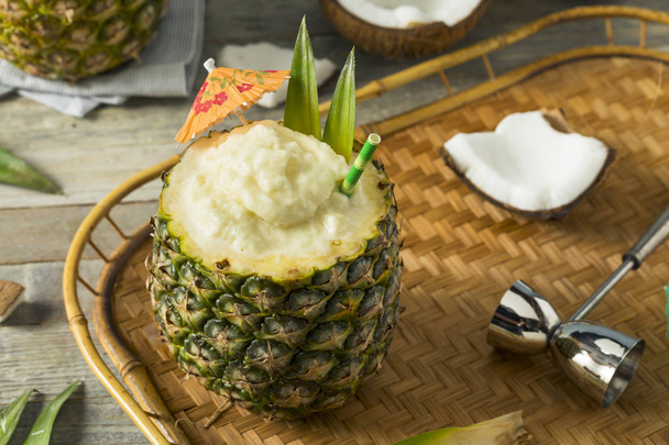 Frozen Pina Colada Cocktail in a Pineapple  - Foto, afbeelding