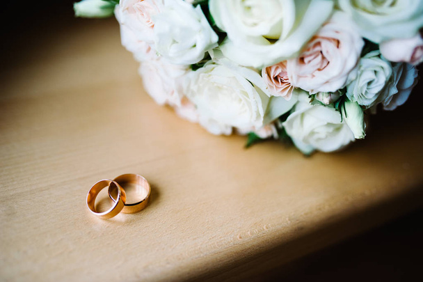 mooie moderne bruiloft boeket met ringen - Foto, afbeelding