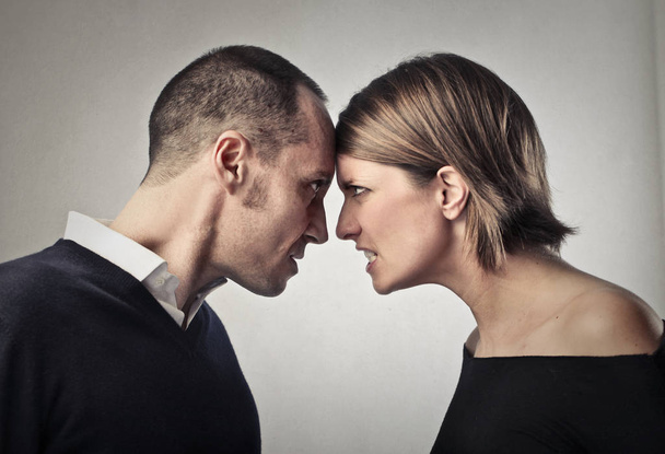 Angry couple facing each other - Foto, afbeelding