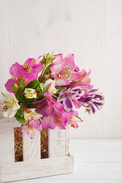 Lily flores na mesa de madeira branca
 - Foto, Imagem