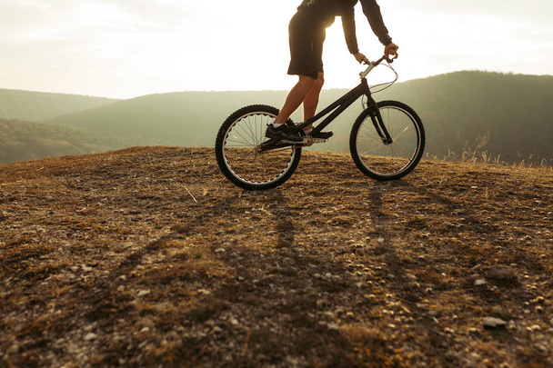 Sportsman on bike in the hill - Foto, Imagen
