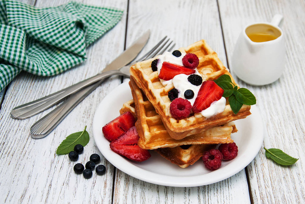 waffles com morangos, mirtilo e molho
 - Foto, Imagem