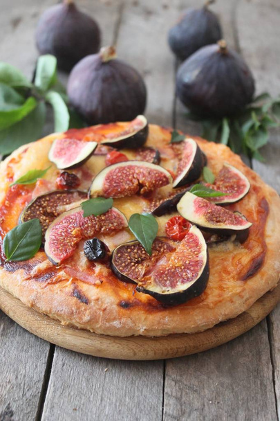 Pizza with figs, mozzarela - Valokuva, kuva