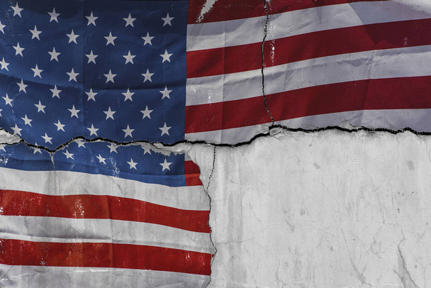 Μέρος της αμερικανικής σημαίας σε γκρίζο φόντο σκυροδέματος, έννοια εικόνα  - Φωτογραφία, εικόνα